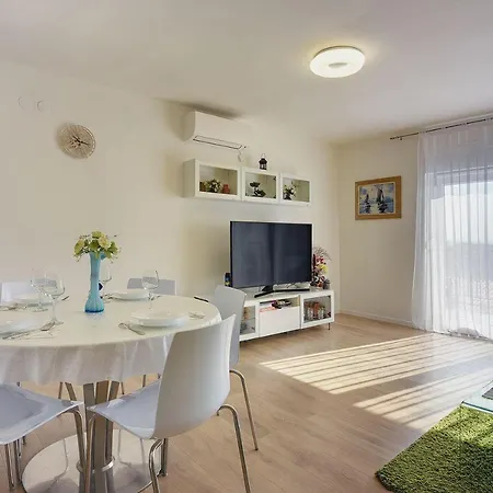 Apartment 590 Meter Zum Mit Meerblick Premantura